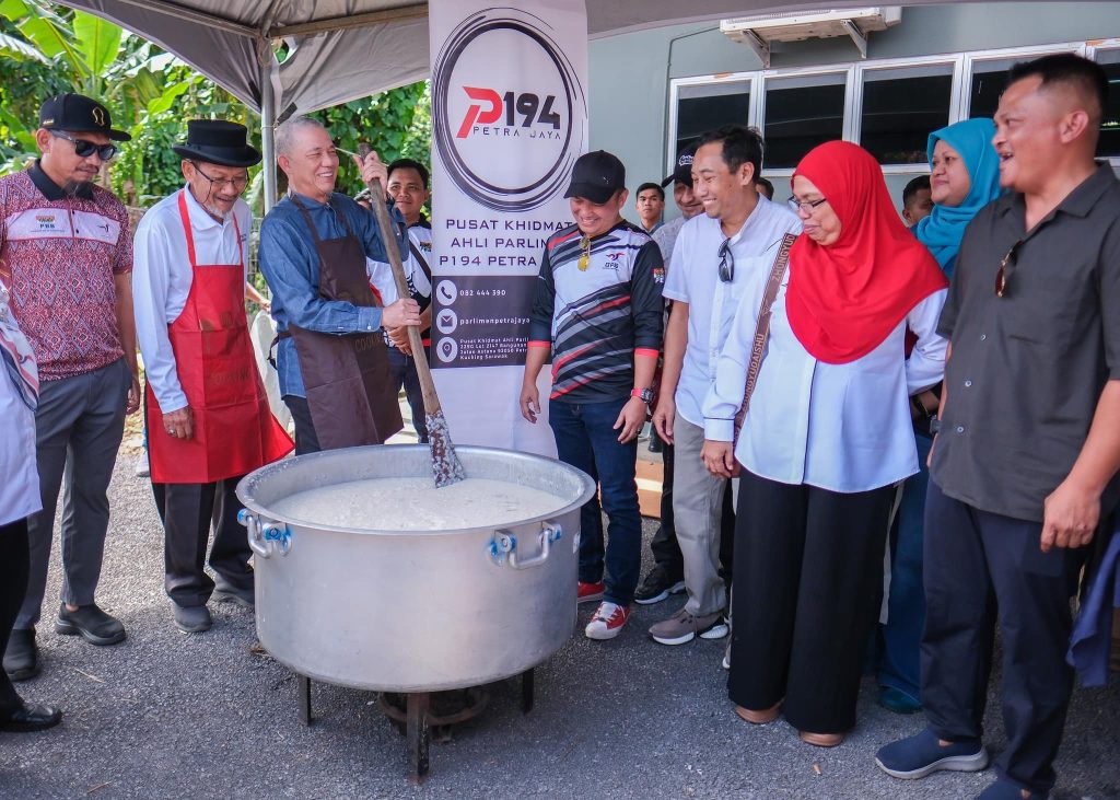 Fadillah Yusof Joins Petra Jaya Youth for Ashura Porridge Drive 2 Fadillah Yusof Joins Petra Jaya Youth for Ashura Porridge Drive