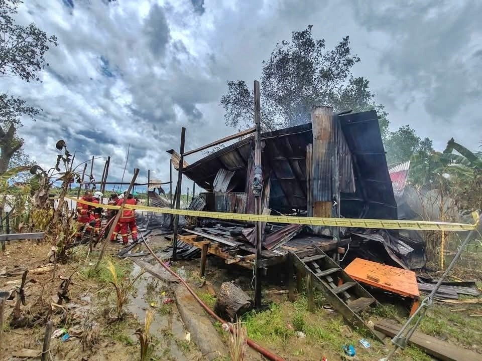 Family’s Aidilfitri Dream Shattered as Fire Destroys New Home in Simanggang 2 Family’s Aidilfitri Dream Shattered as Fire Destroys New Home in Simanggang