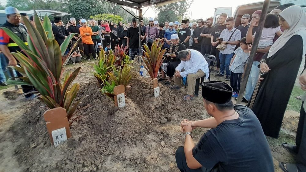 Family's Raya Photo Session Ends in Tragedy After Fatal Crash 1 Family's Raya Photo Session Ends in Tragedy After Fatal Crash