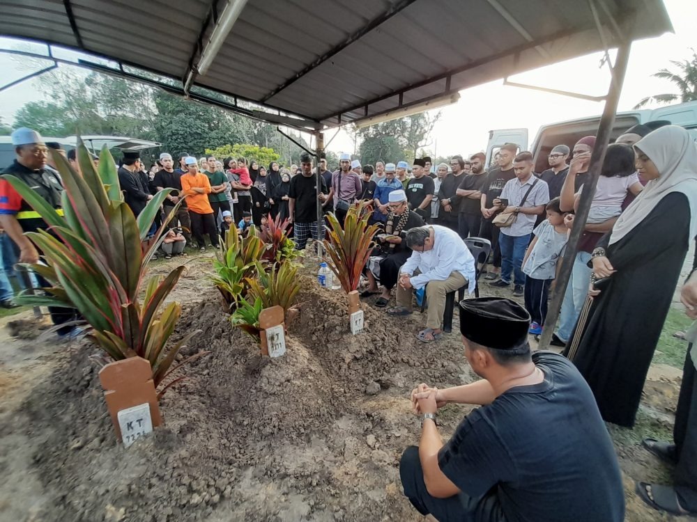 Family's Raya Photo Session Ends in Tragedy After Fatal Crash 2 Family's Raya Photo Session Ends in Tragedy After Fatal Crash