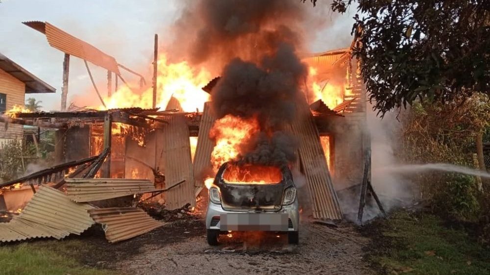 Fire Destroys Two-Storey House, Car & Motorcycle in Miri