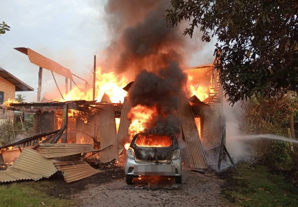 Fire Destroys Two-Storey House, Car & Motorcycle in Miri