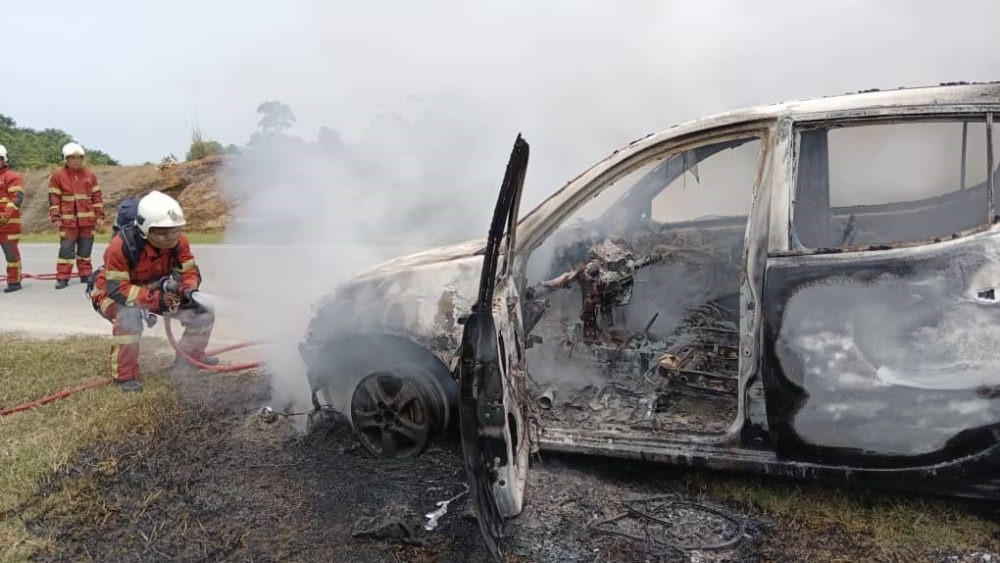 Four-Wheel Drive Goes Up in Flames at Jalan Kemena, Bintulu 2 Four-Wheel Drive Goes Up in Flames at Jalan Kemena, Bintulu