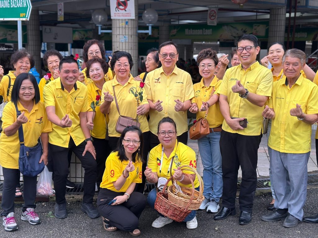 Honouring Women: YB Dato Lo Khere Chiang Spreads Joy with Flowers 2 Honouring Women YB Dato Lo Khere Chiang Spreads Joy with Flowers