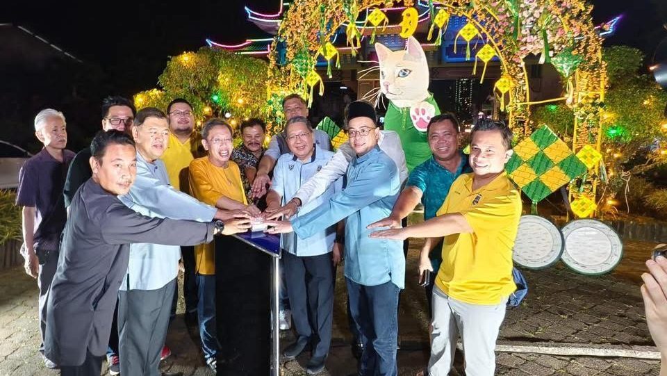 Iconic White Cat Statue Dons Baju Melayu for Hari Raya Celebration
