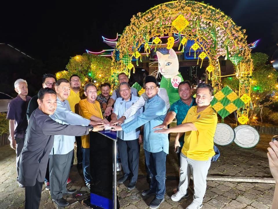 Iconic White Cat Statue Dons Baju Melayu for Hari Raya Celebration 2 Iconic White Cat Statue Dons Baju Melayu for Hari Raya Celebration