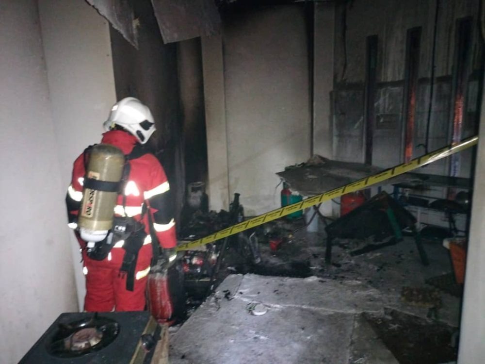 Kitchen Fire in Betong Three Restaurant Workers Escape Unharmed