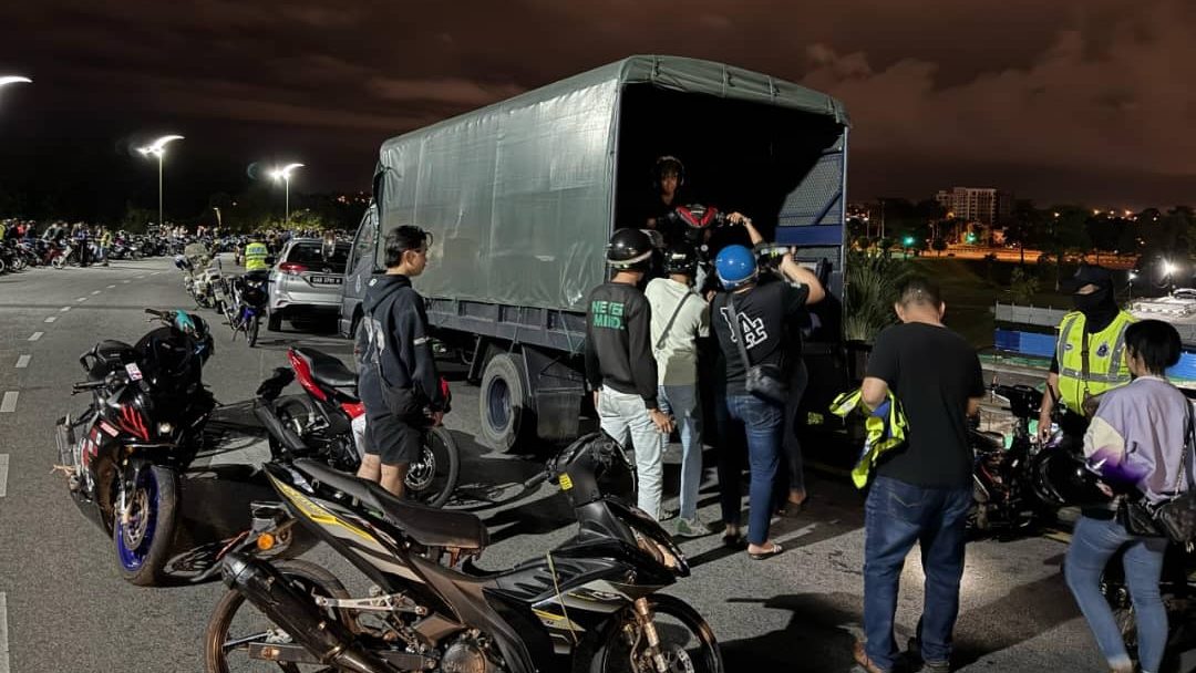 Kuching Police Issued 396 Summonses in ‘Op Samseng Jalanan’ at Jalan Lapangan Terbang