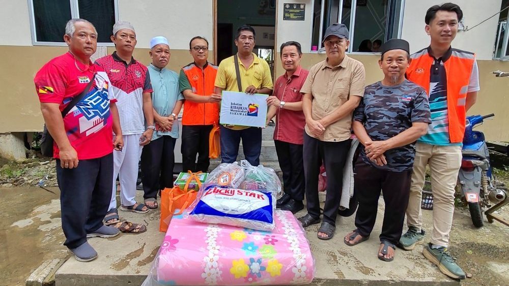 Lingga Assemblyman, JKM Provide Aid to Simanggang Fire Victims 1 Lingga Assemblyman, JKM Provide Aid to Simanggang Fire Victims