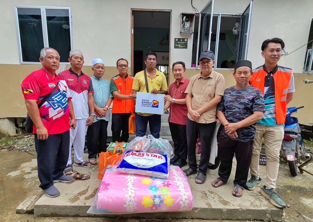 Lingga Assemblyman, JKM Provide Aid to Simanggang Fire Victims 2 Lingga Assemblyman, JKM Provide Aid to Simanggang Fire Victims