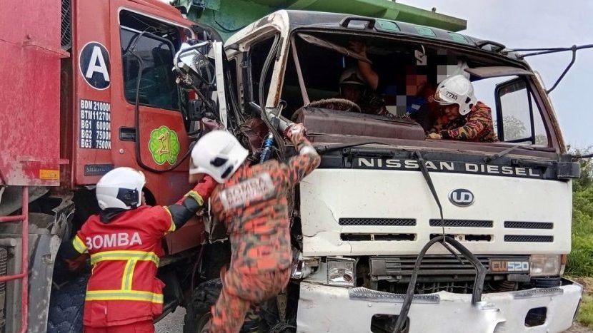 Lorry Crash at Simpang Kejatau Baru: Driver Trapped and Injured 1 Lorry Crash at Simpang Kejatau Baru: Driver Trapped and Injured
