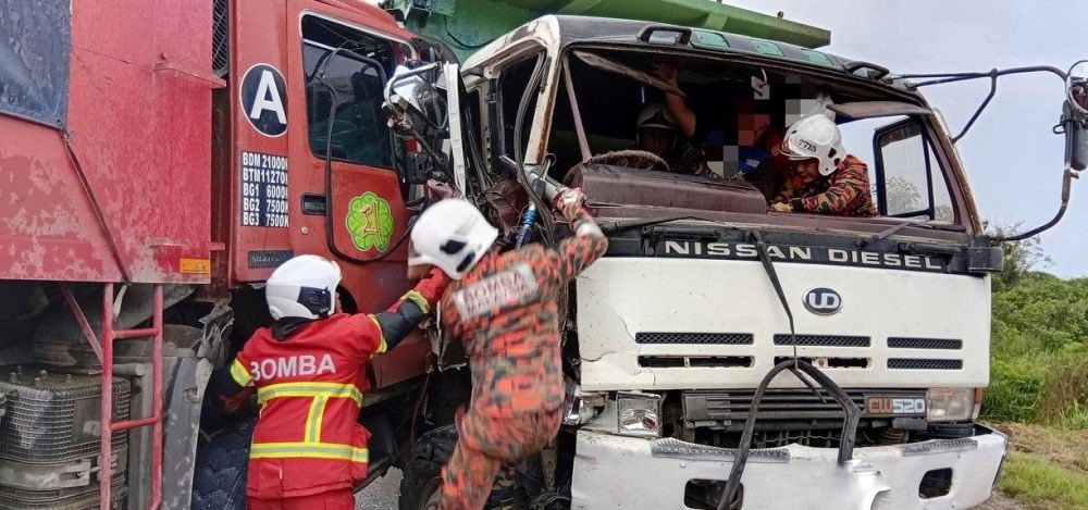 Lorry Crash at Simpang Kejatau Baru: Driver Trapped and Injured 2 Lorry Crash at Simpang Kejatau Baru: Driver Trapped and Injured
