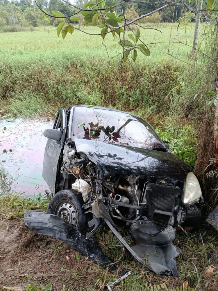 Lucky Escape! Man Survives as Car Skids into Ditch in Sibu