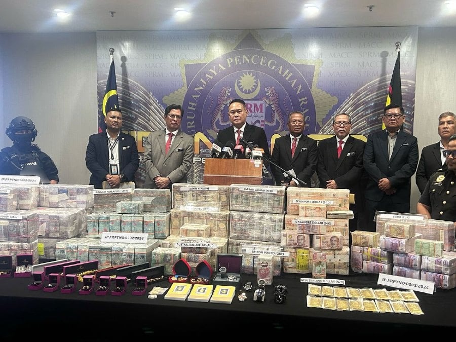 MACC Seizes RM170 Million Cash, Gold Bars in Probe Linked to Ex-PM