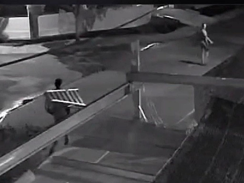 Man Arrested After Firing Shotgun to Scare Cable Thieves in Kuching 2 Man Arrested After Firing Shotgun to Scare Cable Thieves in Kuching