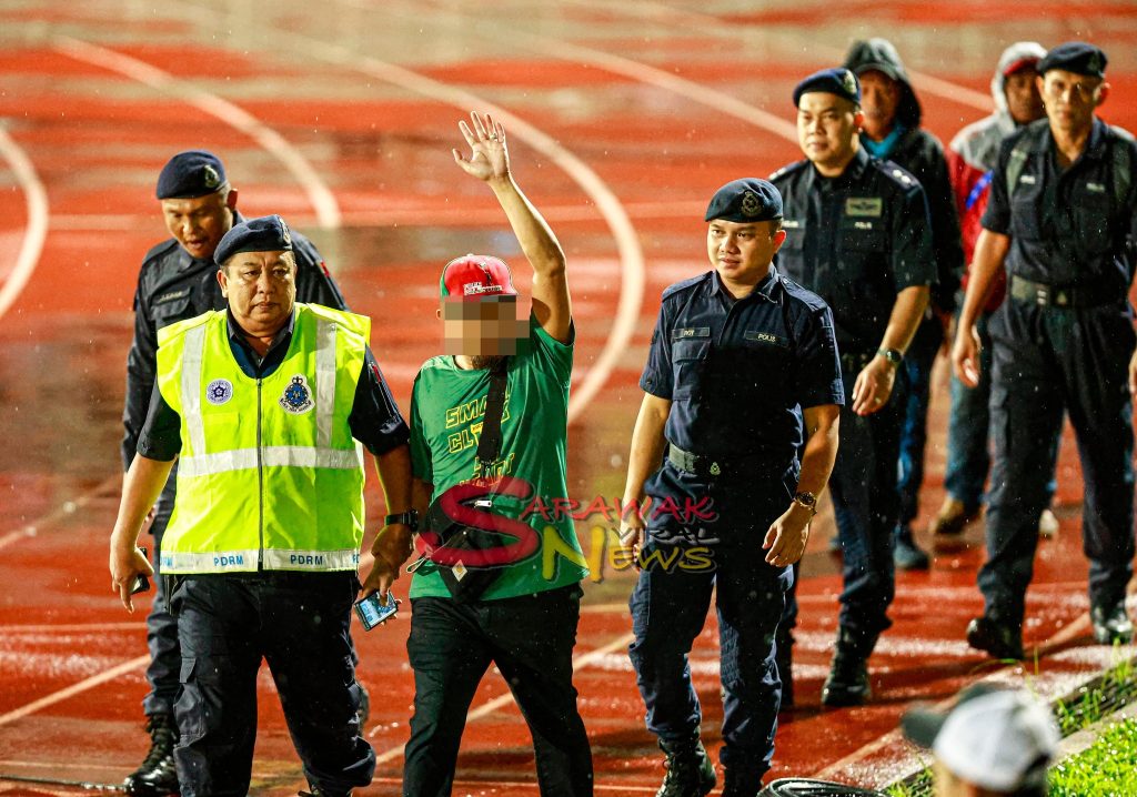 Man Arrested for Throwing Firework at Sarawak Stadium During Match 2 Man Arrested for Throwing Firework at Sarawak Stadium During Match