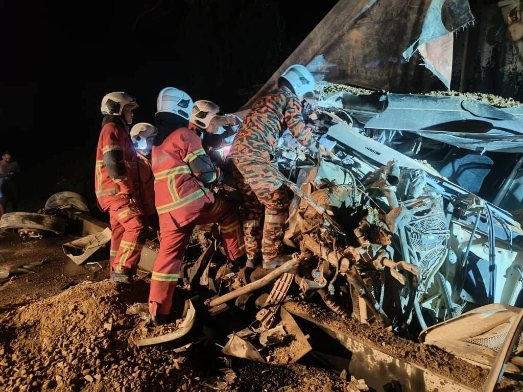 Man Dies in Tragic Lorry Crash at Engkelili Quarry, Sri Aman 2 Man Dies in Tragic Lorry Crash at Engkelili Quarry, Sri Aman