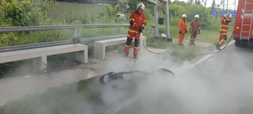 Motorcycle Engulfed in Flames Near Jalan Mukah-Oya Petrol Station