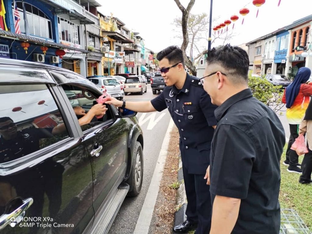 Padungan Police Host Gotong-Royong & Bubur Lambuk Drive for Ramadan