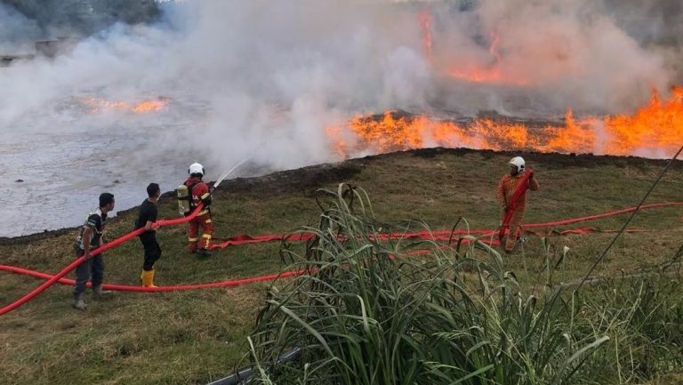 Palm Oil Waste Pond Catches Fire at MJM Factory in Bekenu