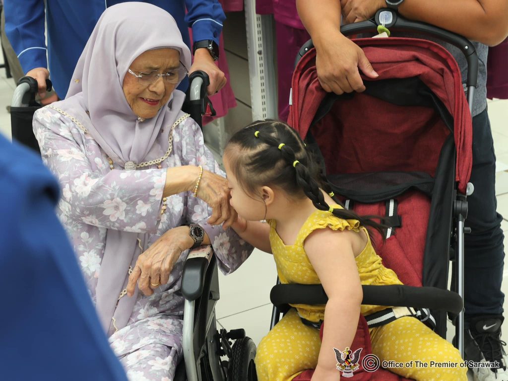 Puan Sri Juma’ani Joins Aidilfitri Colouring Programme at Mydin Vista Tunku 2 Puan Sri Juma’ani Joins Aidilfitri Colouring Programme at Mydin Vista Tunku