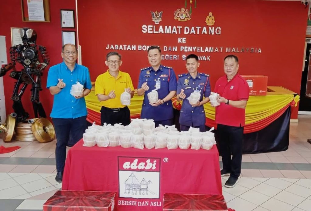 SUPP Batu Lintang Distributes Bubur Lambuk to Firefighting Heroes 2 SUPP Batu Lintang Distributes Bubur Lambuk to Firefighting Heroes