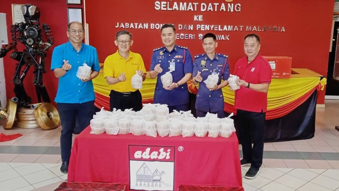 SUPP Batu Lintang Distributes Bubur Lambuk to Firefighting Heroes