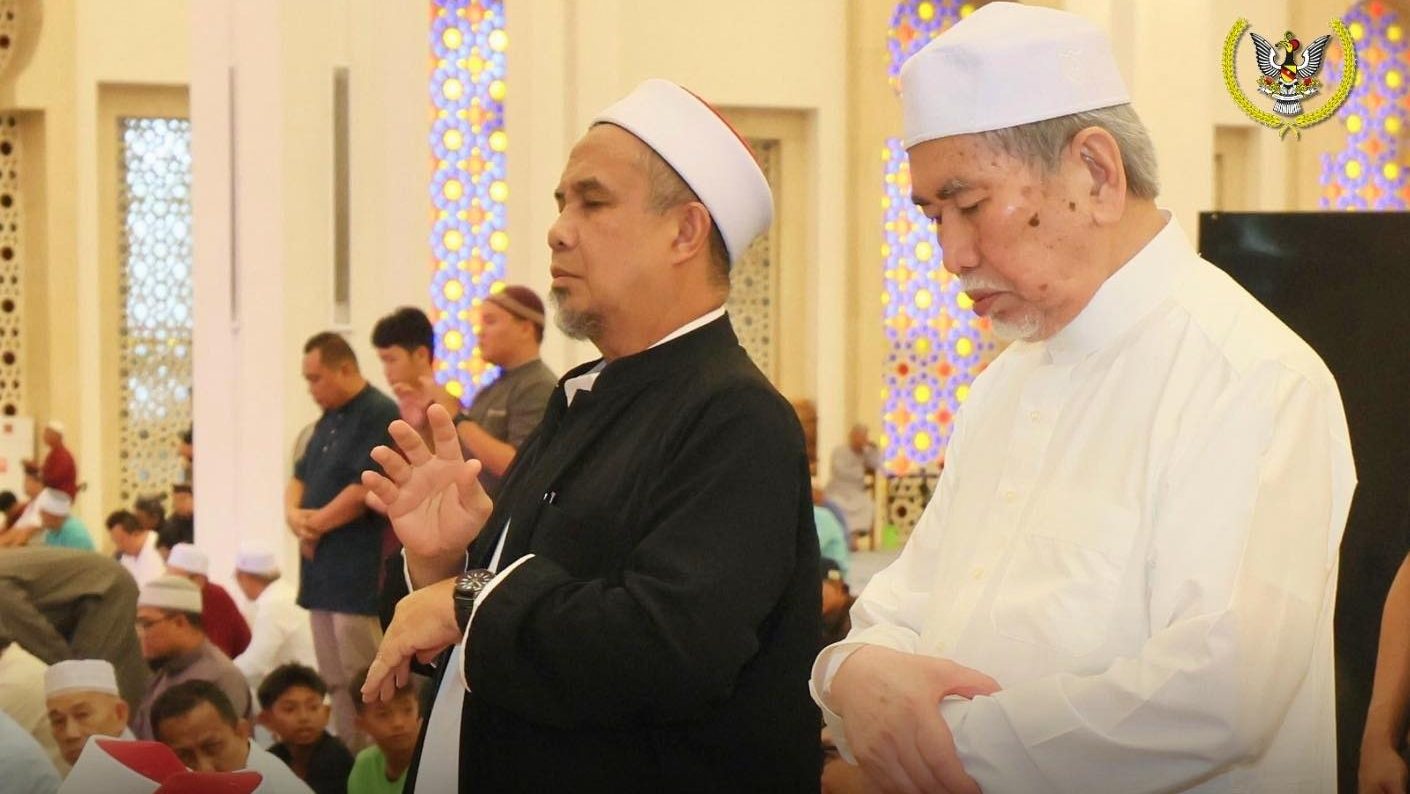 Sarawak Governor Leads Friday Prayers at State Mosque, Urges Muslims to Embrace Ramadan Spirit