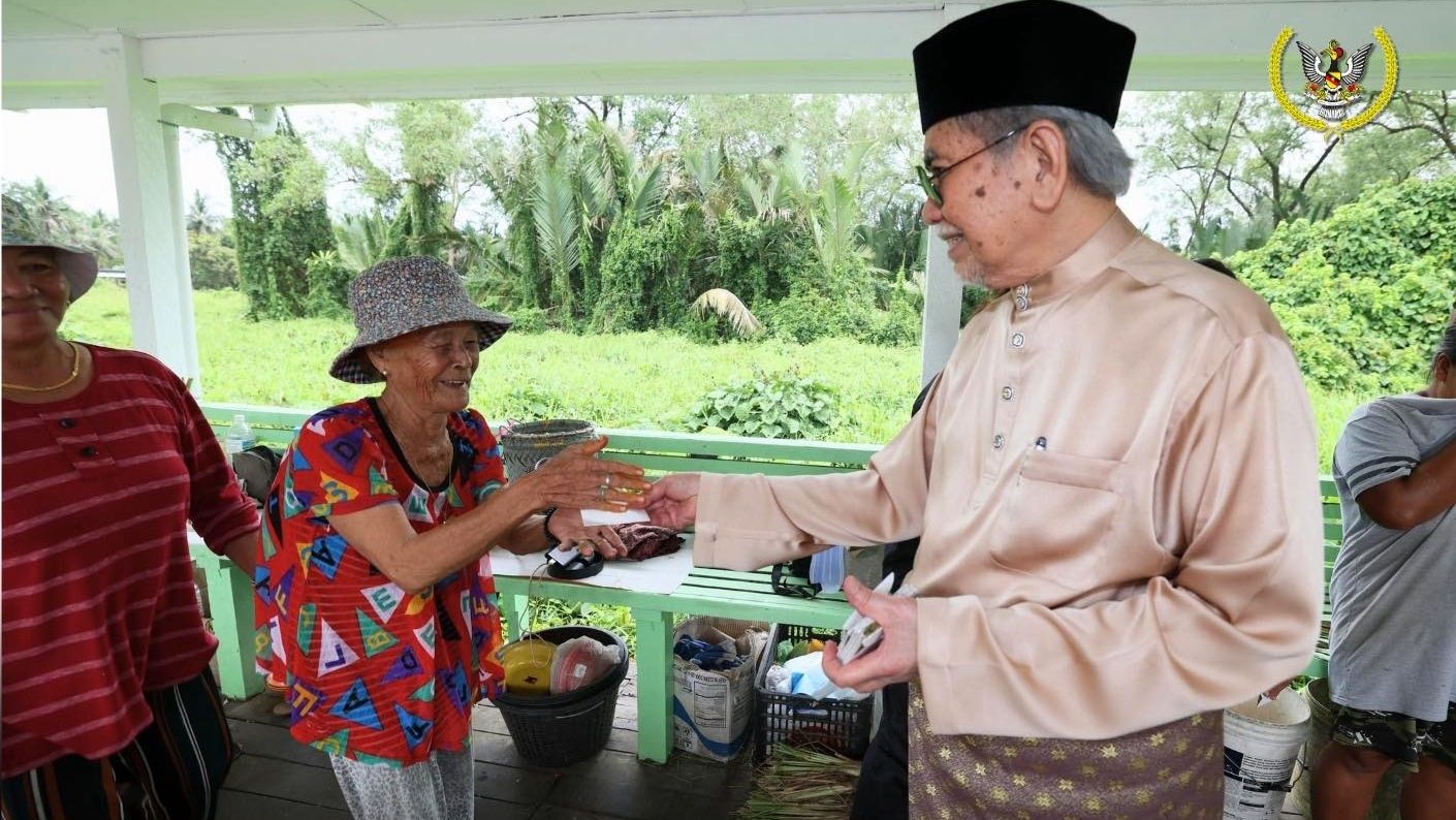 Sarawak Governor Spreads Raya Joy with Cash Aid for All Races