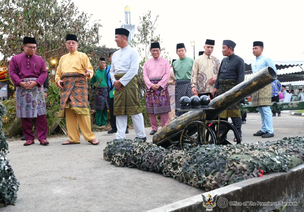 Sarawak Premier Joins Army for Breaking Fast, Gives Aid to Families