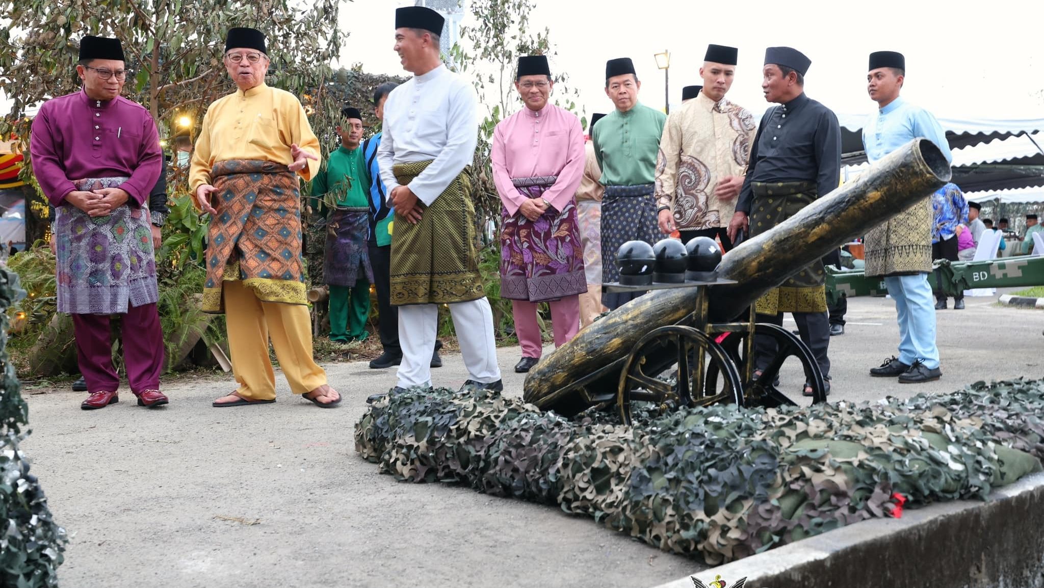 Sarawak Premier Joins Army for Breaking Fast, Gives Aid to Families