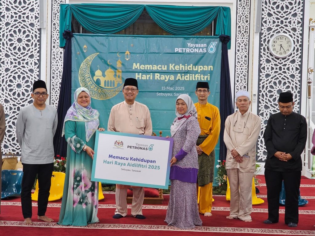 Sebuyau ADUN Brings Aid and Comfort to Underprivileged at Iftar Event 2 Sebuyau ADUN Brings Aid and Comfort to Underprivileged at Iftar Event