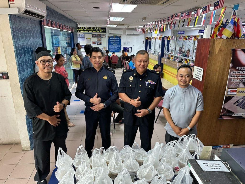 Serian JPJ Spreads Ramadan Blessings with Lambuk and Spicy Porridge