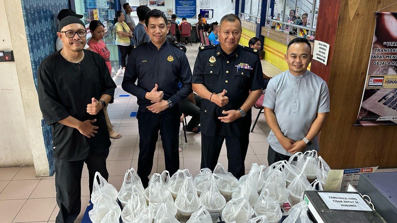 Serian JPJ Spreads Ramadan Blessings with Lambuk and Spicy Porridge