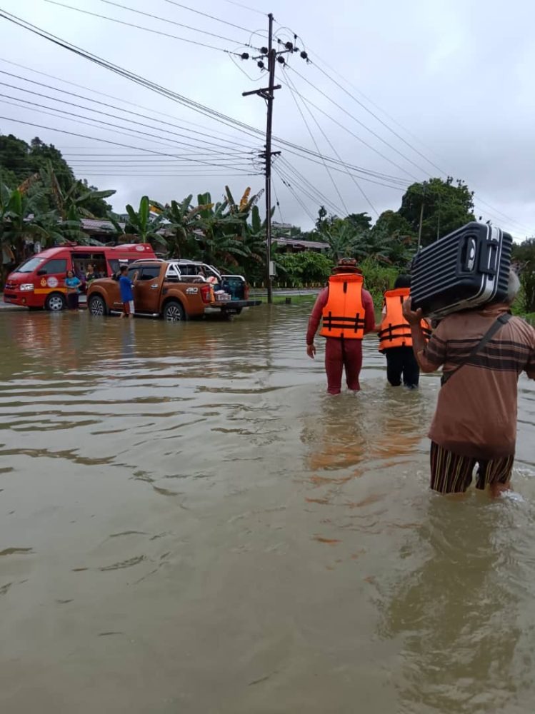 Six Rescued as Flash Floods Hit Kapit, Evacuated to Jalan Bleteh PPS