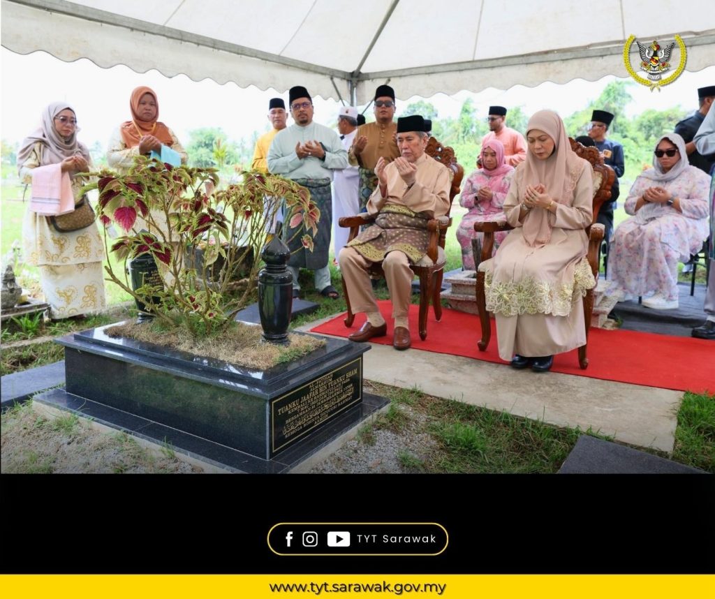 TYT Sarawak Pays Tribute at Father’s Grave Before Syawal 2 TYT Sarawak Pays Tribute at Father’s Grave Before Syawal