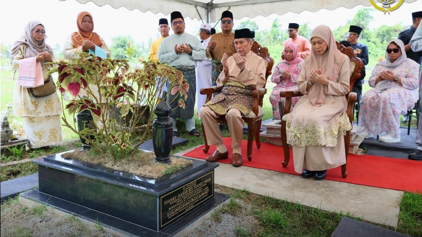 TYT Sarawak Pays Tribute at Father’s Grave Before Syawal 1 TYT Sarawak Pays Tribute at Father’s Grave Before Syawal