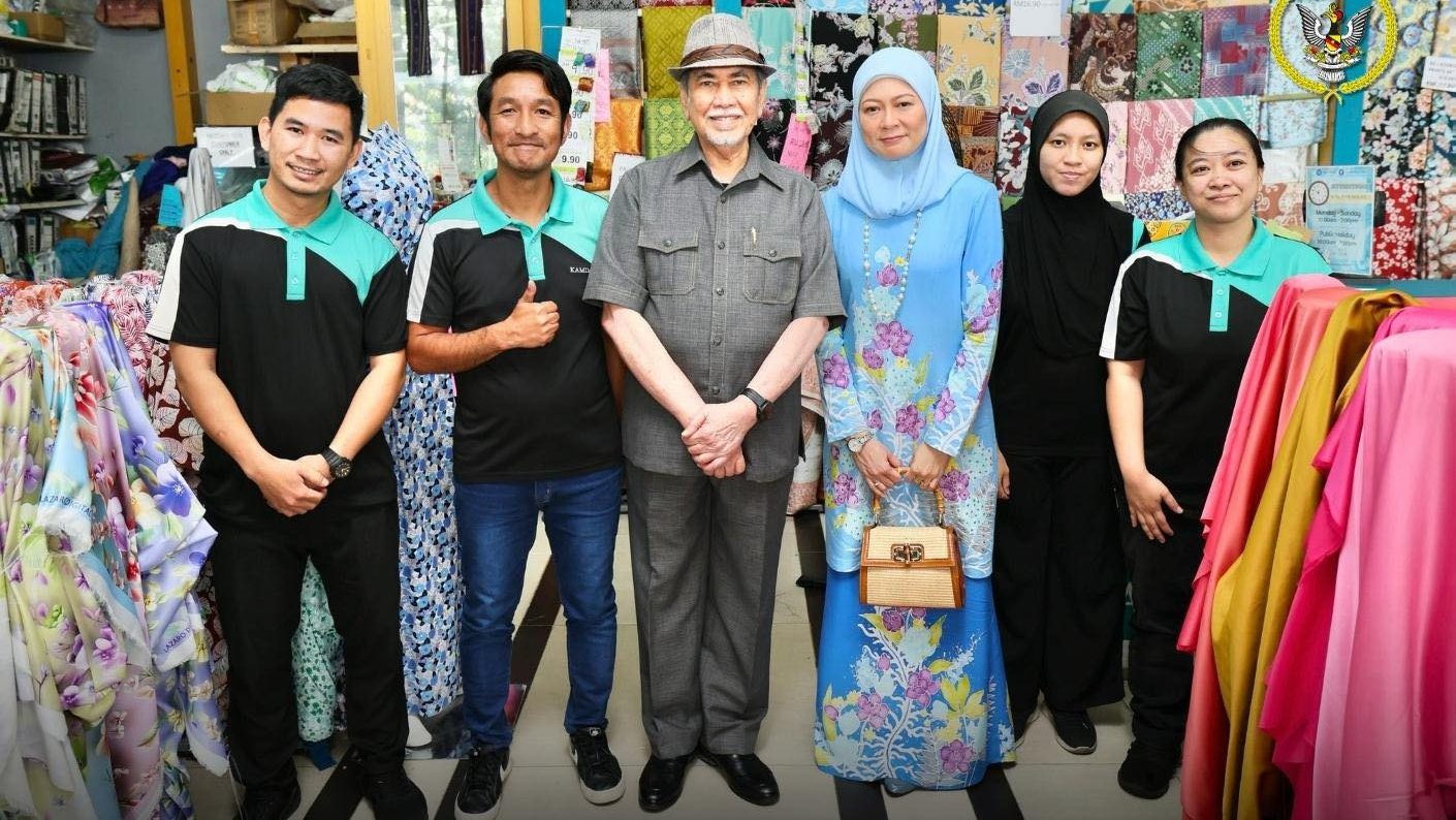 TYT Sarawak and Wife Spread Aidilfitri Joy with Heartfelt Gifts 1 TYT Sarawak and Wife Spread Aidilfitri Joy with Heartfelt Gifts