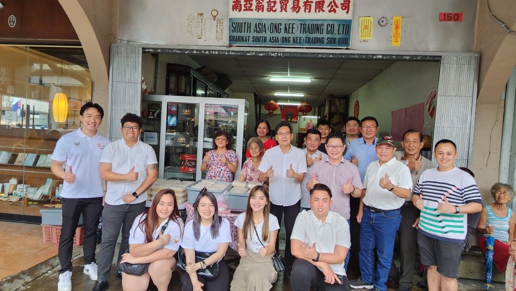 Team Dynamic Kuching Spreads Kindness with 100 Free Meals at Padungan 2 Team Dynamic Kuching Shares Over 100 Free Meals at Padungan for Lunar Month Celebration