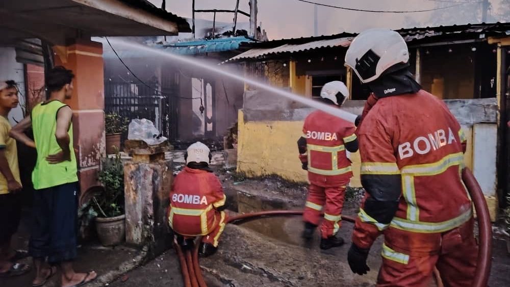 Three Houses Burnt Down in Kampung Tabuan Melayu Fire Incident