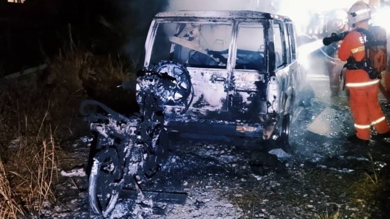 Three Vehicles Burn in Early Morning Fire at Lorong Harmoni, Miri 1 Three Vehicles Burn in Early Morning Fire at Lorong Harmoni, Miri