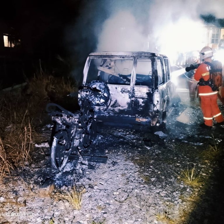 Three Vehicles Burn in Early Morning Fire at Lorong Harmoni, Miri 2 Three Vehicles Burn in Early Morning Fire at Lorong Harmoni, Miri