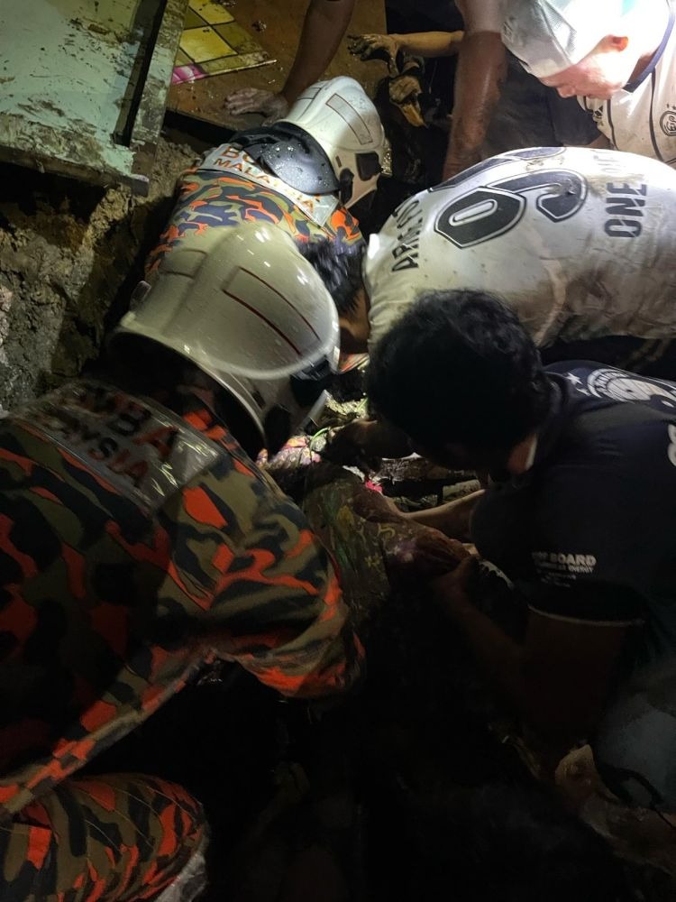 Tragedy After Sahur: Mother Buried in Landslide at Kampung Lok Bonu 2 Tragedy After Sahur Mother Buried in Landslide at Kampung Lok Bonu