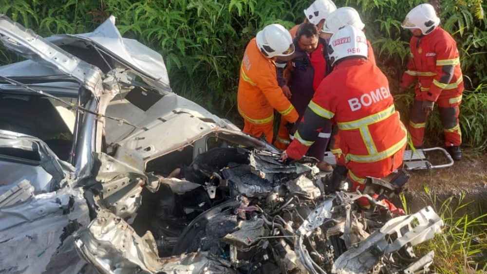 Tragic Bintulu Crash: Three Dead, Two Seriously Injured 1 Tragic Bintulu Crash Three Dead, Two Seriously Injured