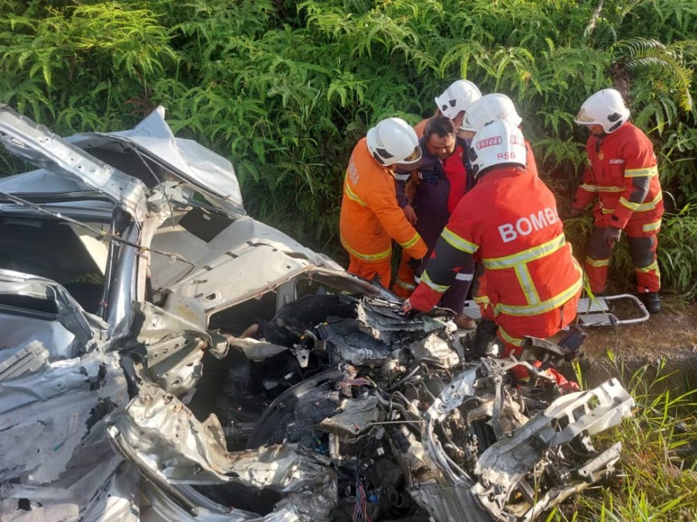 Tragic Bintulu Crash: Three Dead, Two Seriously Injured 2 Tragic Bintulu Crash Three Dead, Two Seriously Injured