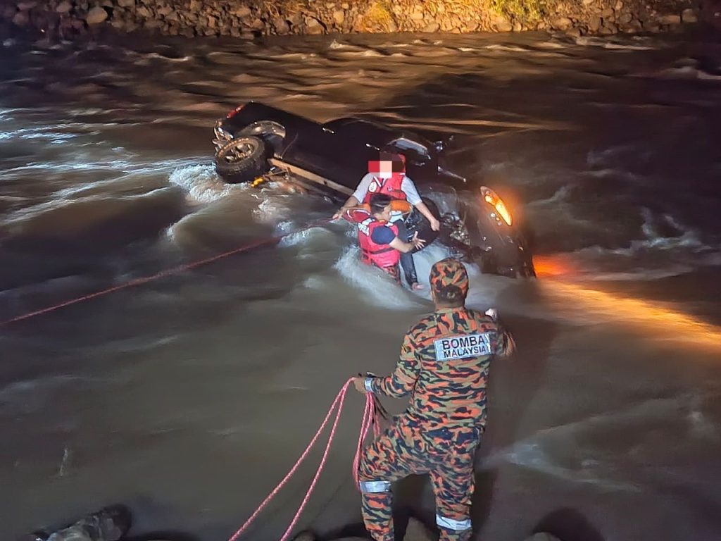 Two Friends Cheat Death as Vehicle Swept Away in Kota Marudu Flood