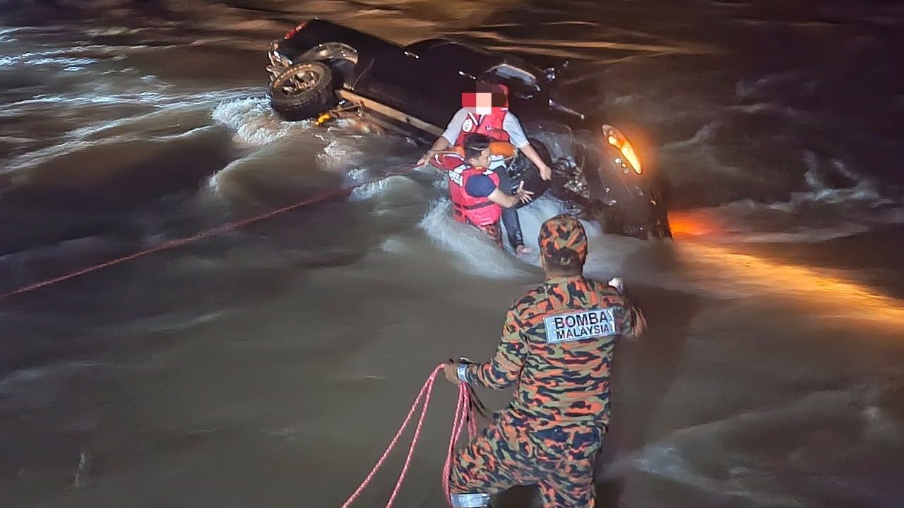 Two Friends Cheat Death as Vehicle Swept Away in Kota Marudu Flood