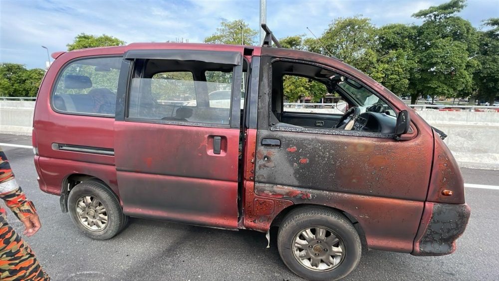Van Catches Fire in Bintulu, Man Suffers Facial Burns