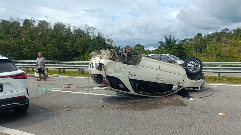 Van Driver Breaks Leg in Crash, Seven Passengers Escape Unhurt in Sibu!