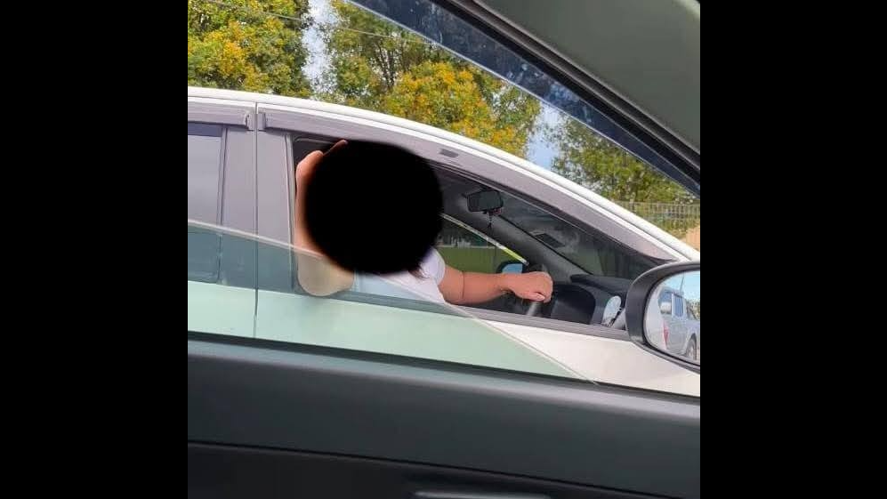 Viral Middle Finger Incident on Jalan Batu Kawa: Police Identify Woman Driver 2 Viral Middle Finger Incident on Jalan Batu Kawa Police Identify Woman Driver